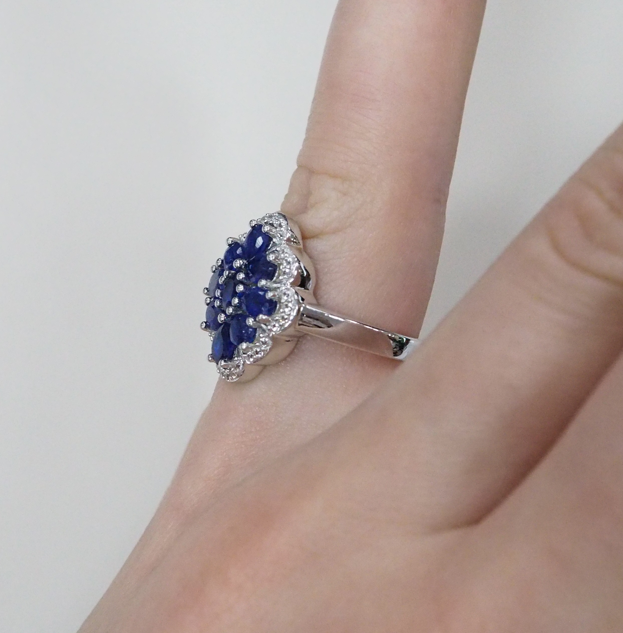 Серебряное кольцо с сапфирами